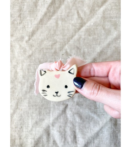 Petit chat décoratif à suspendre en céramique fait main