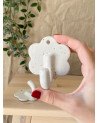 Crochet fleur artisanal blanc moucheté en céramique fait main