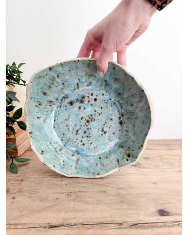 plat rugueux turquoise artisanal en céramique fait main