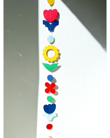 Artisanal paper garland of Dutch tulips