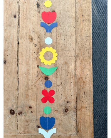 Artisanal paper garland of Dutch tulips