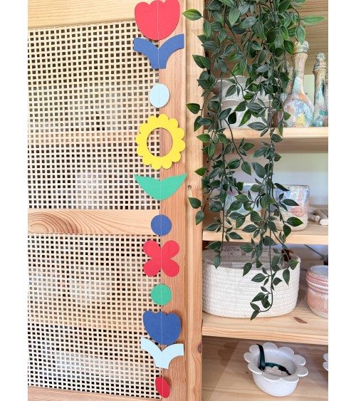 Artisanal paper garland of Dutch tulips