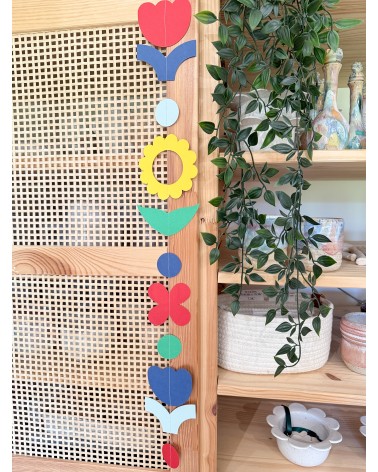 Artisanal paper garland of Dutch tulips